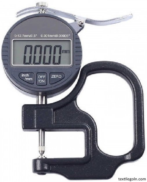 থিকনেস গেইজের মাধ্যমে কাপড়ের পুরুত্ব নির্ণয়করণ